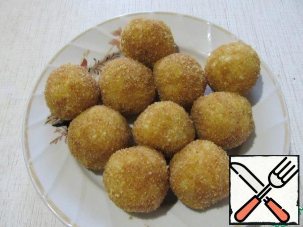 Roll the dumplings in the fried breadcrumbs.