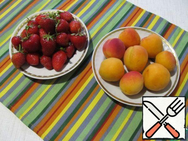 Prepare strawberry and apricot sauce.
Wash the strawberries and remove the tails. Wash the apricots and remove the seeds. A couple of apricots and some beautiful strawberries set aside for decoration.