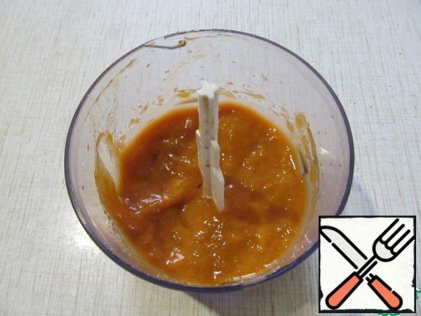 Chop the apricots with a blender into a puree.