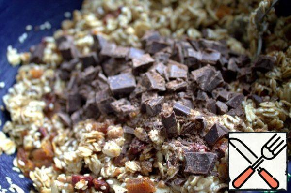 Pour over the chocolate. If the mass is not cold, the chocolate will melt slightly, but then it will freeze in the refrigerator.