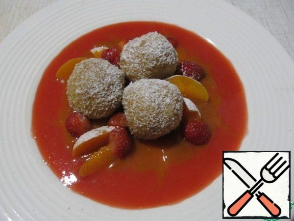 To serve, pour the apricot and strawberry sauce on a plate. Top with dumplings, add apricot and strawberry slices and sprinkle with powdered sugar. Dessert is good both warm and cold.

Bon Appetit!