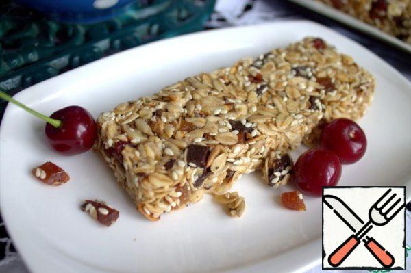 Divide into bars and serve. From the refrigerator, the bars keep their shape, but if they stand in the heat, they can crumble, but then freeze again. Bon appetit.