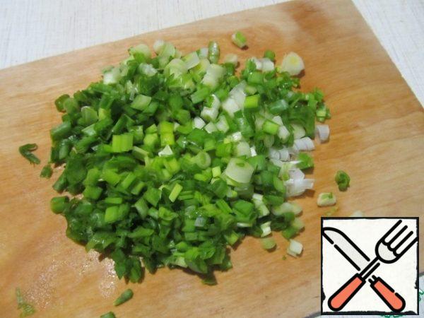 Cut green onions into rings.