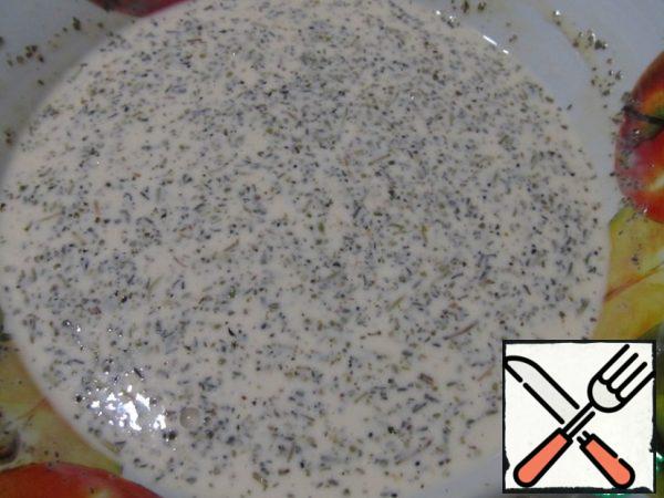 Preheat the oven to 180 degrees.
Mix cream with eggs, season with herbs of Provence, salt, pepper and mix thoroughly.