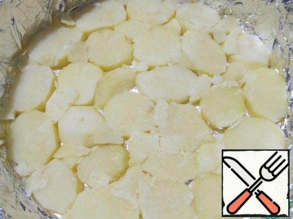 Put 1/3 of the potatoes in a greased split form.