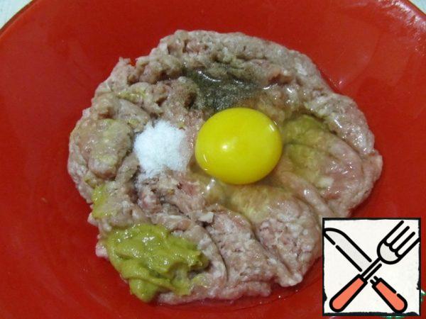 Add the egg, mustard, salt and pepper to the minced meat and mix thoroughly.