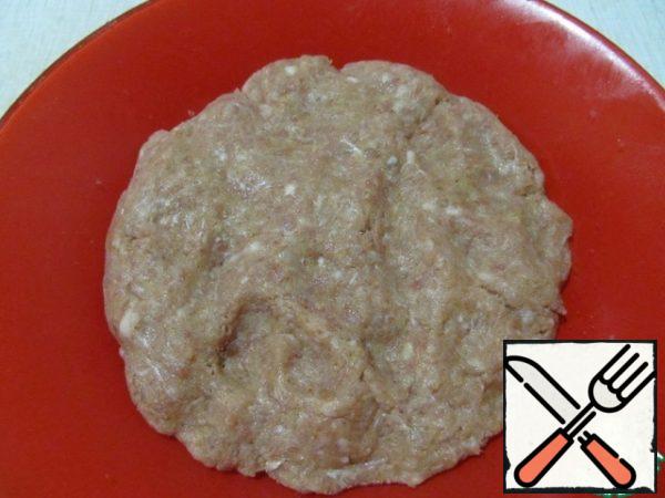 Knead the minced meat. The minced meat is very plastic.