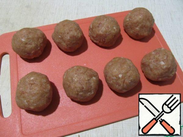 Divide the minced meat into 8 balls.