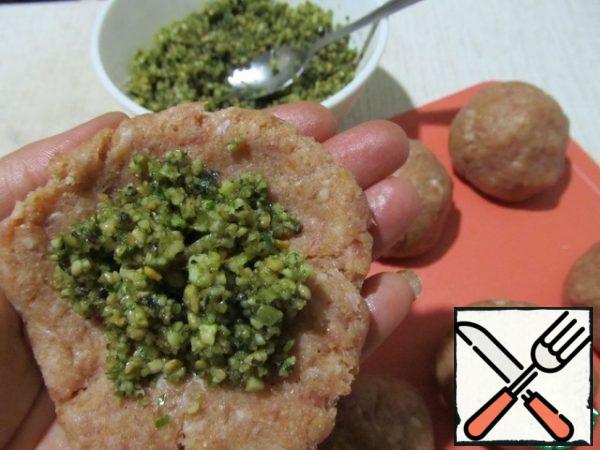 Flatten the ball into a flat cake and put a spoonful of the filling. Shape the meatballs.