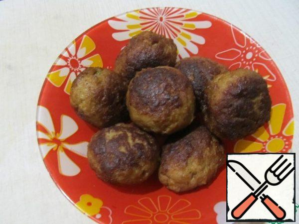 Fry the meatballs on all sides for 5-6 minutes.