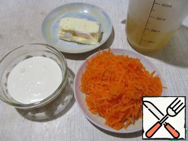 Products for carrot puree: carrots grated on a fine grater, butter, cream, broth (I have chicken, you can also vegetable).