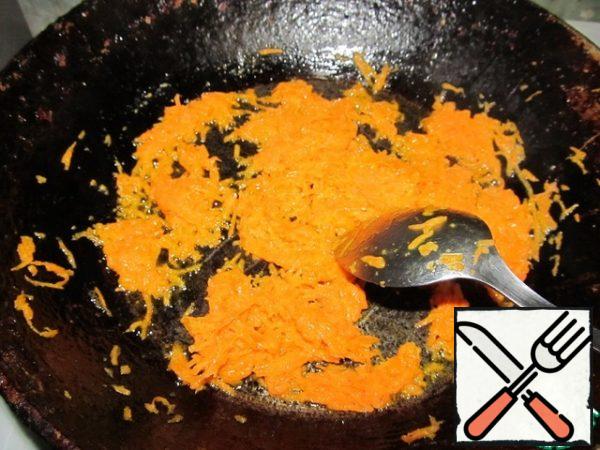 Put out the carrots in butter, pour in the broth and cook for 5 minutes.