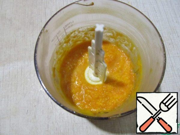 Stewed carrots in a blender to puree, add cream, salt, pepper.