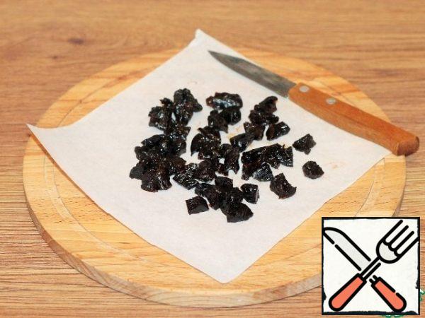 Wash the prunes, dry them with a paper towel and chop them.