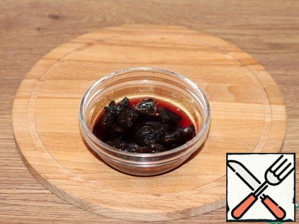 Put the prunes in a small bowl and pour over the wine (4-5 tablespoons).