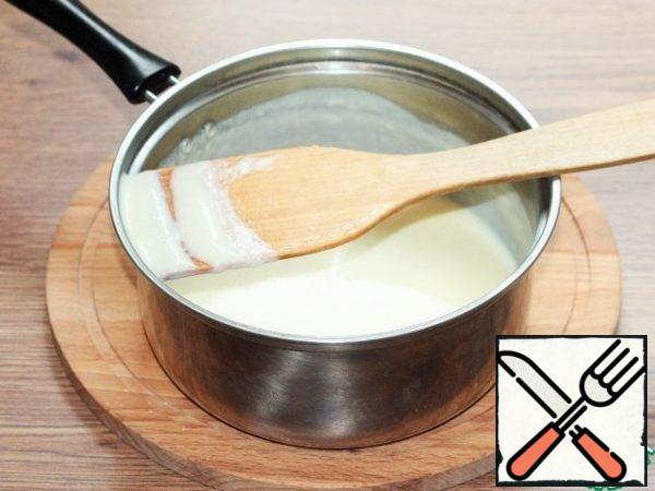 You should get a milk mixture with a consistency similar to liquid semolina. Remove the saucepan from the heat, stirring constantly, and cool to 40 C.
