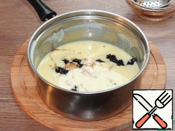 Add the egg yolks, prunes and 1 tbsp of wine to the saucepan (from soaking the prunes), mix with a whisk.