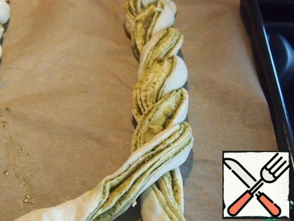 Cut each roll in half with a sharp knife along the entire length. Do not cut through the very beginning of the roll. Then make a tourniquet of the two halves, making sure that the pesto is on top. Seal the end well.