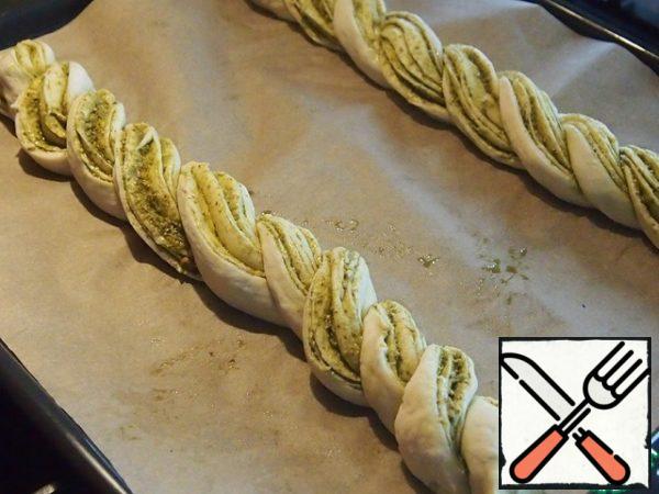 Do the same with the second roll. Leave the plaits for 20 minutes to rest. Before baking, brush them with olive oil.