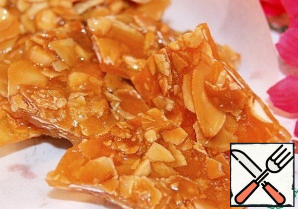 Break it into pieces. You can use it for making pralines, creams and decorating cakes and rolls, or you can just crunch, because properly prepared grillage is fragile, crunchy and very very tasty.
