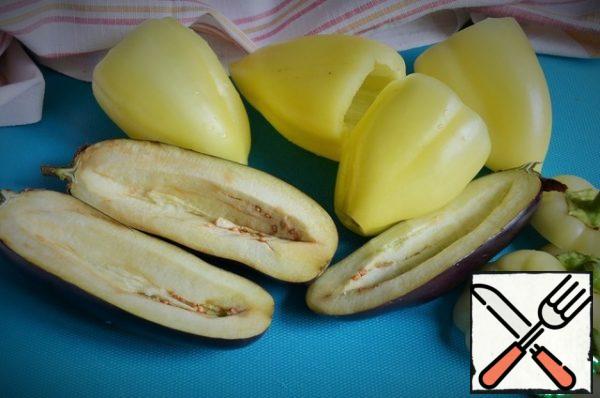 Wash the vegetables, peel the peppers,
cut the eggplant in half, cut the flesh in the middle,
cut out strips of pulp, open.