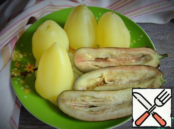 Boil the peppers at a slow boil for 2 minutes,
eggplant - 3 minutes. Toss on a sieve.