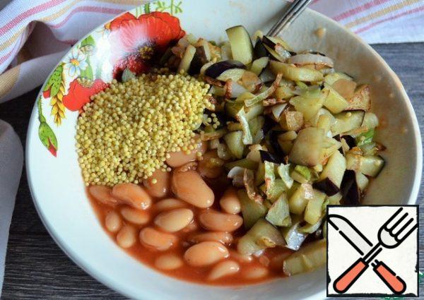 Fry the onion and half of the eggplant in 1 tbsp of vegetable oil, mix with the beans, washed with millet. Salt.