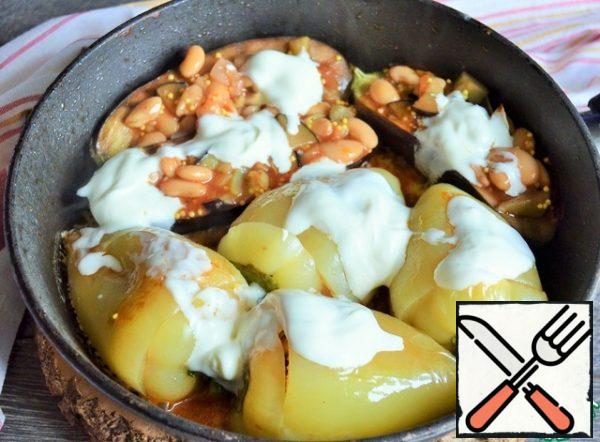 Turn the peppers over, add sour cream, pour in a little water,
simmer for 5 minutes.