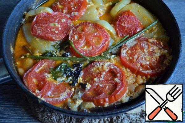 Simmer under the lid for 15 minutes, pouring the sauce, salt to taste.