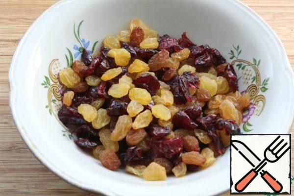 Preparing dried fruits.
Add to the curd filling and mix.