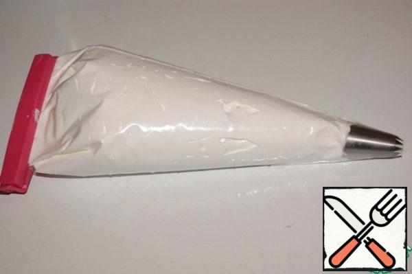 Place the meringue in a cooking bag or syringe...