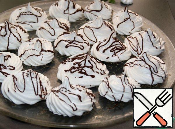 Well-baked meringue easily lags behind the paper, dry and "rings" when tapping on the bottom.
From this meringue, you can bake cakes for cakes, decorations for cakes and pastries. It is easy to work with and everyone gets it!
P.S. for lovers of soft core-bake for 20-30 minutes less than 3 hours.