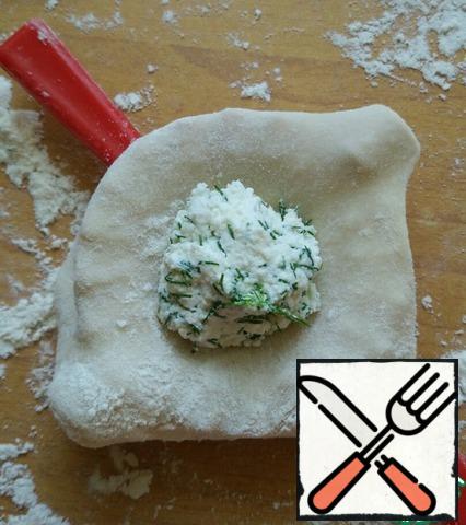 Break off a small piece of dough. Use a rolling pin to roll out the tortilla in a thin layer and place a portion of the filling the size of a quail egg on it. Close varenitsa and impact of half of it. the excess dough accumulated on the edges of the dumplings is torn off.