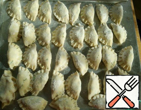 Place the dumplings on a Board or baking sheet.