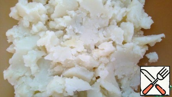 Boil the potatoes in salted water until tender and mash them into a puree. If there is a ready made puree it will be even faster.