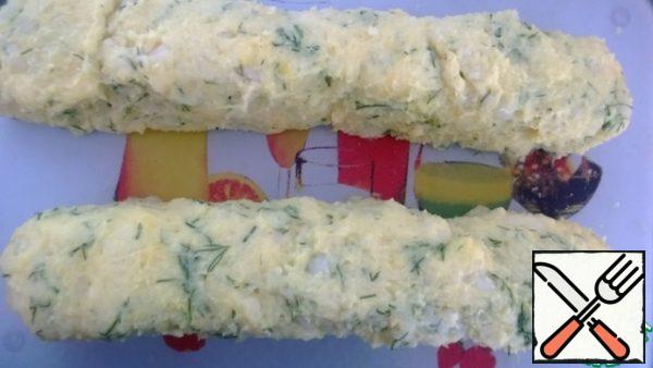 From mashed potatoes, we form a sausage and divide it into 12 slices. 