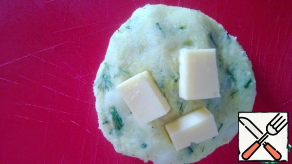 We take 1 plate, put 3-4 pieces of cheese on it and cover it with a second plate, fix the edges, roll them in flour or breadcrumbs and form tortillas.