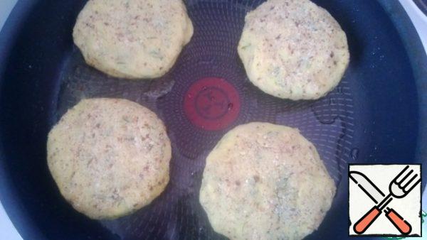 Pour vegetable oil into the pan, heat it well and fry the tortillas on both sides until Golden brown.