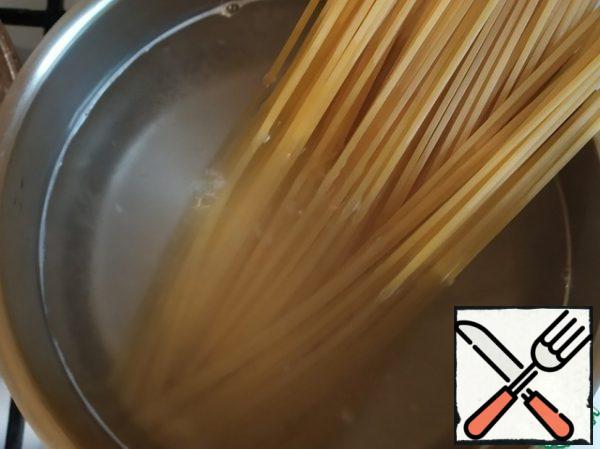 True spaghetti aglio e olio is made only from garlic and oil. Adding any other ingredients leads to the preparation of a different dish, according to strict Italians.

Most often, the basic recipe is expanded with chili pepper, which is fried together with garlic. I decided to take already ground.

And, of course, Parmesan. Sprinkle them on the finished dish is nice, although not necessary.

I also took dried tomatoes, but this is absolutely optional. Boil the spaghetti. During this time, we should have time to do everything else.