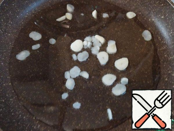 Heat the oil and fry the garlic in it, cut into slices, until Golden.
