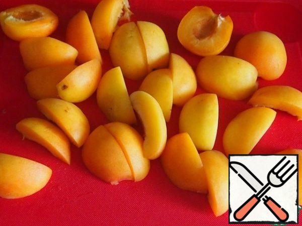 Wash the apricots, remove the seeds and divide them into halves or, if the apricots are large, into quarters.