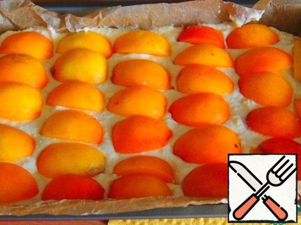 Spread the apricots on the curd.