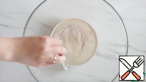 In warm water, dissolve the sugar, add the yeast, stir and let stand for 5-10 minutes.