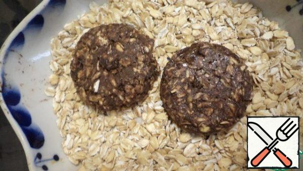Mix everything up! You should get a dense dough that holds its shape well. If it is not very dense, you can add more flakes.
If it is too dry and crumbles when forming, you can add a little more mashed banana or 1 tbsp milk.
We form a cookie-a piece the size of a walnut is rolled into a ball and flattened.