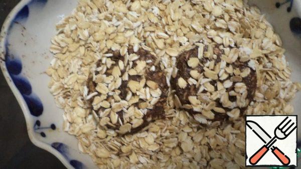 Roll the cookies in flakes.
