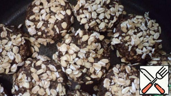 Spread on a greased pan and bake on both sides until browned. Or you can bake in the oven at 180 gr. until Golden.
