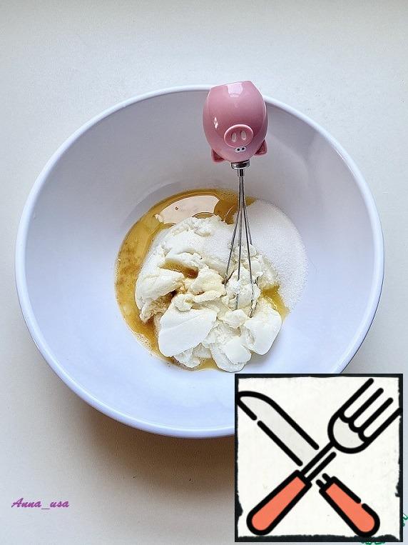 Mix the ricotta, sugar, vanilla essence and half the egg with a whisk until smooth.