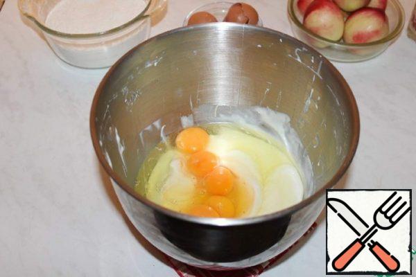 In the remaining mass, add the eggs and continue to beat.