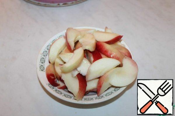 Cut the nectarines into slices.