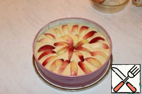 Put the dough in the form. Spread the nectarine slices on top, slightly drowning them.